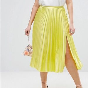 Pleated midi length skirt with split